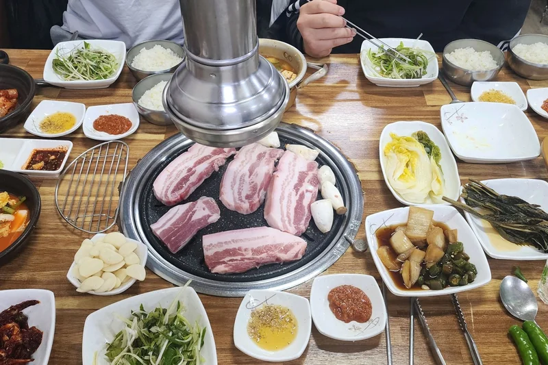 마장동숯불구이 경주본점 - 노릇노릇하게 구워지는 오겹살과 상차림 풍경