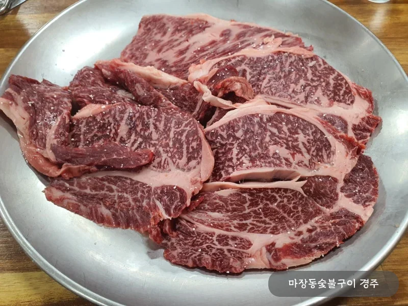 매장 접시에 담겨 나온 한우 등심 — 마블링과 떡심이 살아 있는 1등급 이상 국산 한우 등심