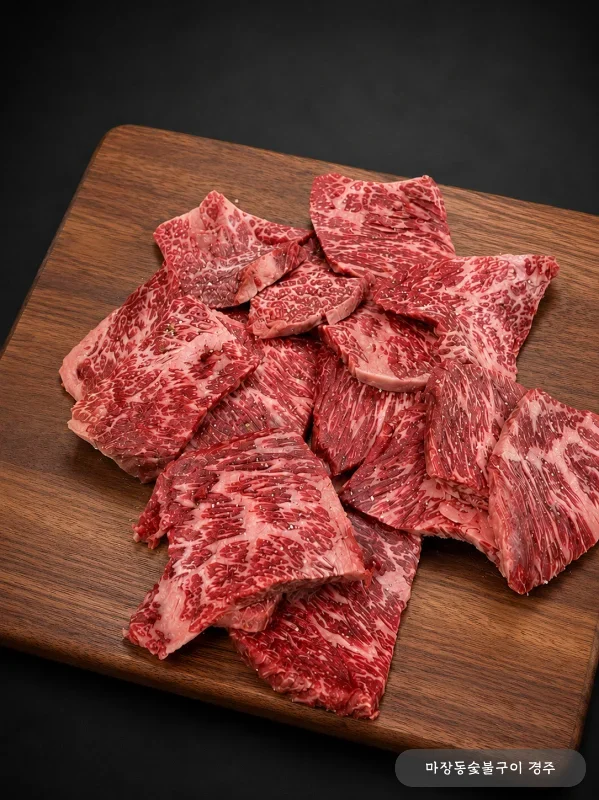 도마 위 신선한 한우 등심 원육 — 고른 마블링과 떡심이 살아 있는 1등급 이상 국산 한우