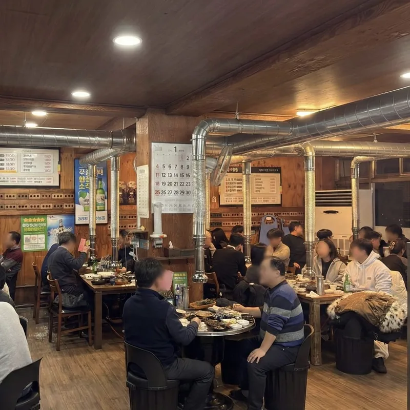 마장동숯불구이 황성점 홀좌석 - 최대 50인까지 수용 가능한 좌석 전경
