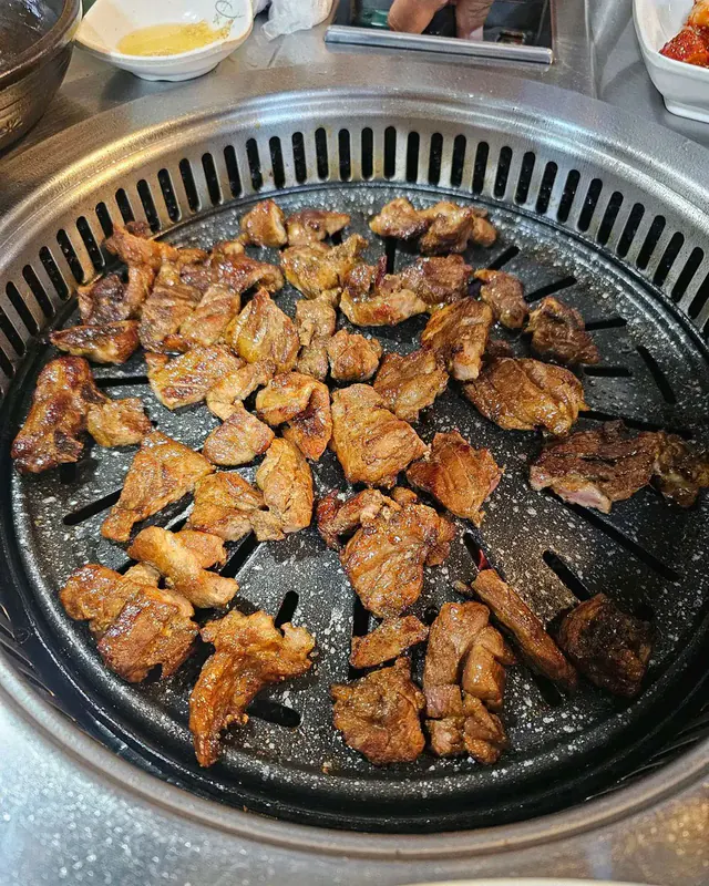 마장동숯불구이 황성점 돼지 양념갈비 — 갈빗살 그대로 양념해 숯불에 구워지는 모습