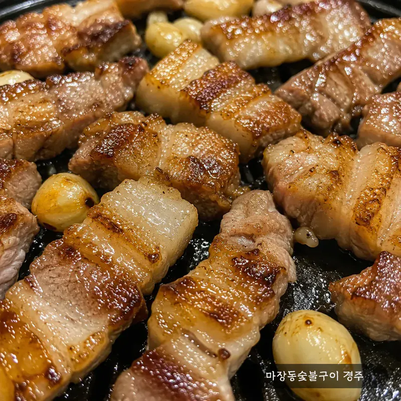 숯불 위에서 노릇하게 구워지는 돼지 생갈비 — 마장동숯불구이 시그니처 메뉴