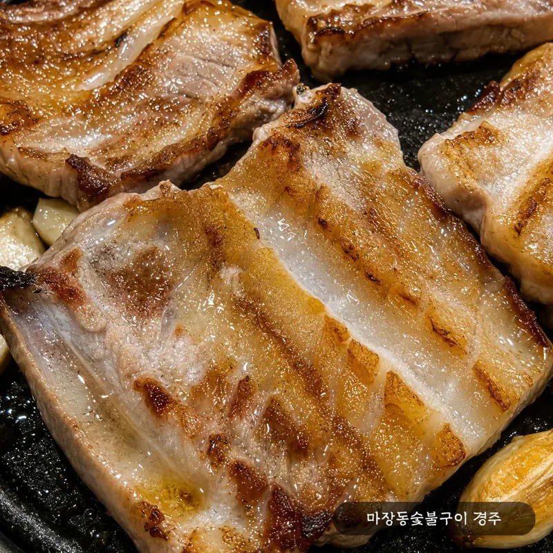 돼지 생갈비 — 마장동숯불구이 시그니처 메뉴, 갈빗대 아래 선별 부위만 골라내 구워낸 모습