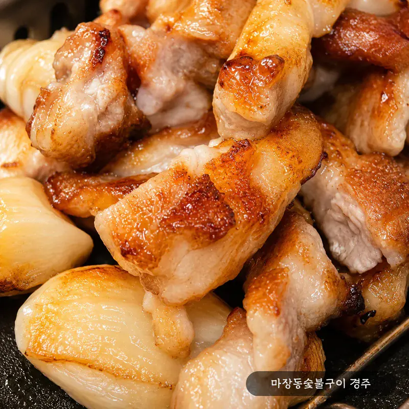 한 입 크기로 잘라 마늘과 함께 익혀낸 돼지 생갈비 — 노릇하게 구워진 표면 클로즈업