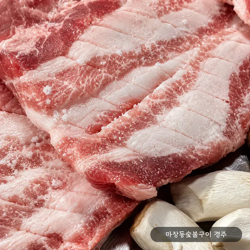 돼지 생갈비 원육 — 마블링과 칼집이 살아있는 손질 완성본, 통마늘과 함께