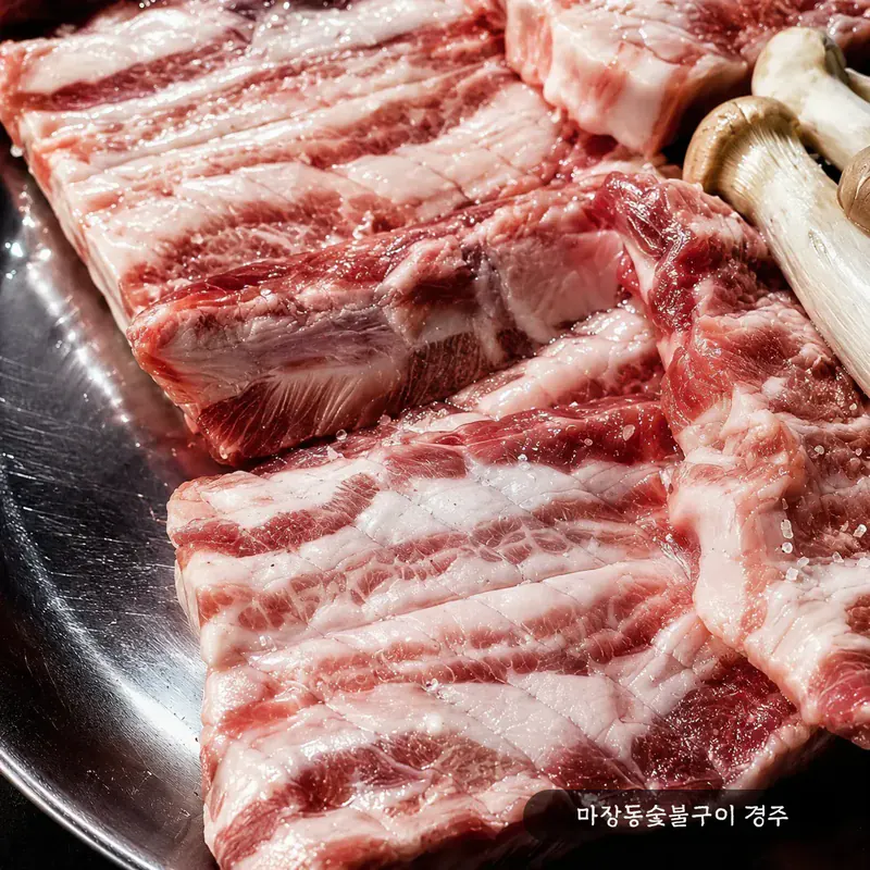 돼지 생갈비 한 상 차림 — 손질 완성된 원육과 페어링 채소들