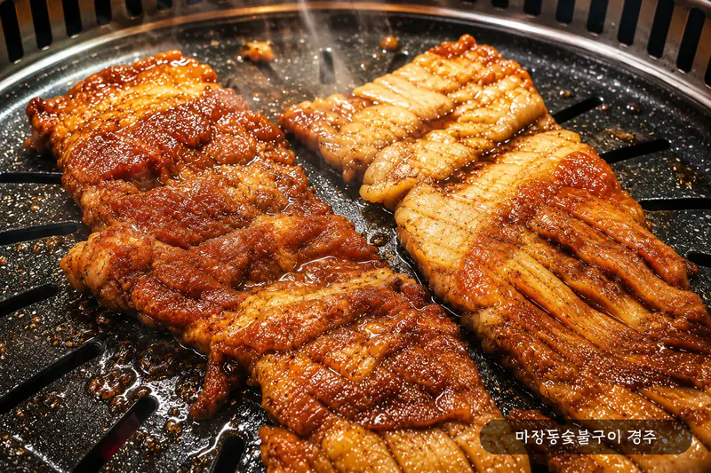 참숯 불판 위에서 노릇하게 구워지는 돼지 양념갈비 — 캐러멜라이즈된 표면이 살아있는 클로즈업