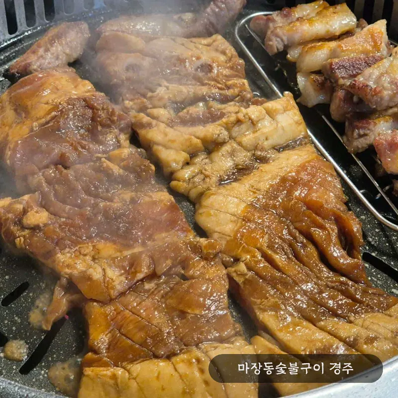 불판 위 돼지 양념갈비와 곁들임 — 함께 익어가는 매장 식사 장면