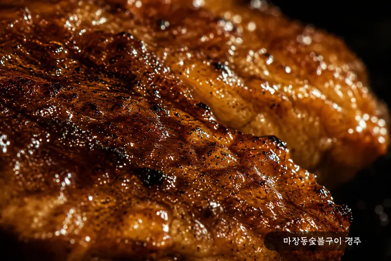 잘 구워진 돼지 양념갈비 클로즈업 — 양념이 캐러멜라이즈된 표면에 윤기가 흐르는 매크로 컷